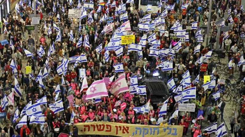 احتجاجات تعم إسرائيل.. المعارضة تبدأ “يوم اضطراب” بعد مصادقة الكنيست على “الانقلاب القضائي”